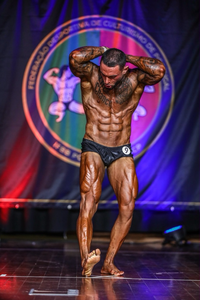 Pedro Cunha em palco, pose abdominal